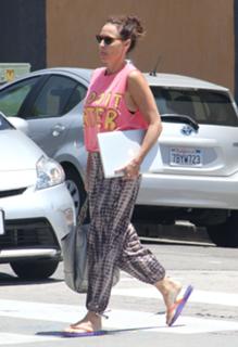 Minnie Driver feet photo thumbnail