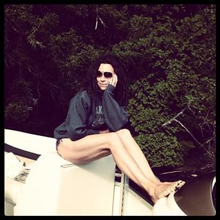Minnie Driver feet photo thumbnail