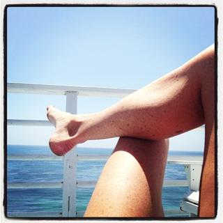 Minnie Driver feet photo thumbnail