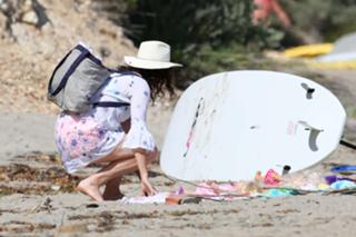 Minnie Driver feet photo thumbnail