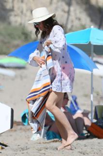 Minnie Driver feet photo thumbnail