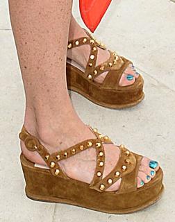 Minnie Driver feet photo thumbnail