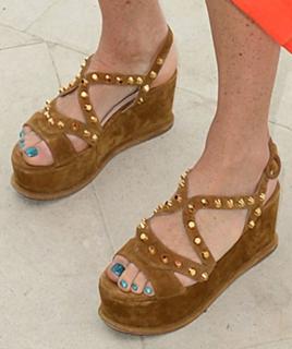 Minnie Driver feet photo thumbnail