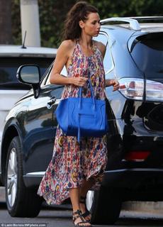 Minnie Driver feet photo thumbnail