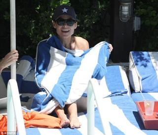 Minnie Driver feet photo thumbnail
