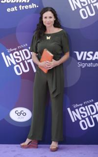 Minnie Driver feet photo thumbnail