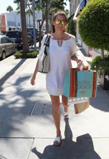 Minnie Driver feet photo thumbnail