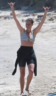 Minnie Driver feet photo thumbnail