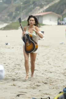 Minnie Driver feet photo thumbnail