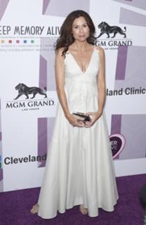 Minnie Driver feet photo thumbnail