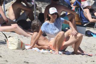 Minnie Driver feet photo thumbnail