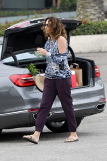 Minnie Driver feet photo thumbnail