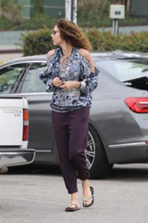 Minnie Driver feet photo thumbnail