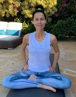 Minnie Driver feet photo thumbnail