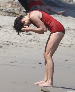 Minnie Driver feet photo thumbnail