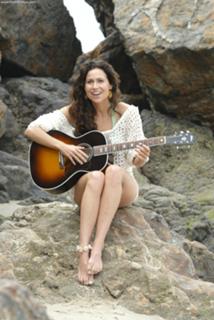 Minnie Driver feet photo thumbnail