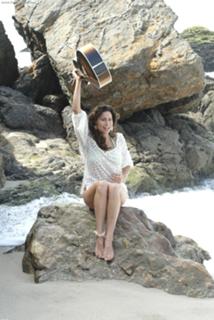 Minnie Driver feet photo thumbnail