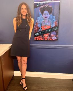 Minnie Driver feet photo thumbnail