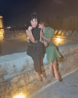 Minnie Driver feet photo thumbnail