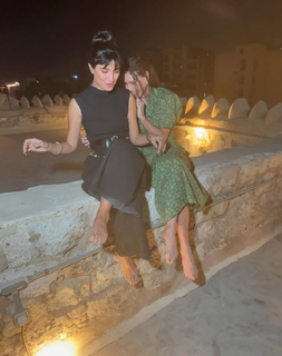 Minnie Driver feet photo thumbnail