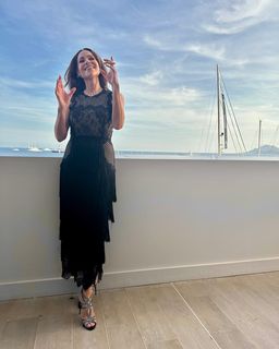 Minnie Driver feet photo 13