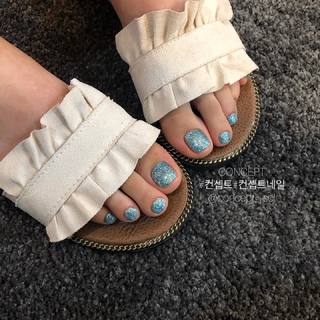 Minnie feet photo thumbnail