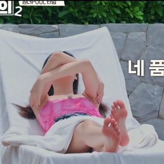 Minnie feet photo thumbnail