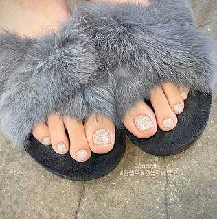 Minnie feet photo thumbnail