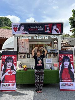 Minnie feet photo thumbnail