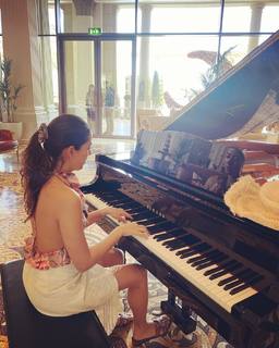 Mira Kapoor feet photo 16