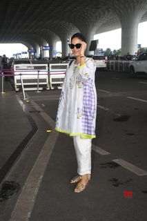 Mira Kapoor feet photo 6