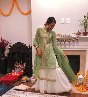 Mira Patel feet photo 14