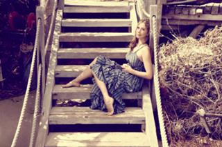 Mira Sorvino feet photo thumbnail