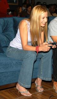 Mira Sorvino feet photo thumbnail