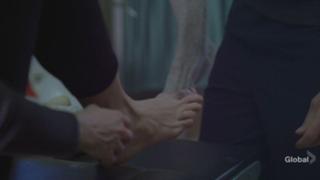 Mira Sorvino feet photo thumbnail