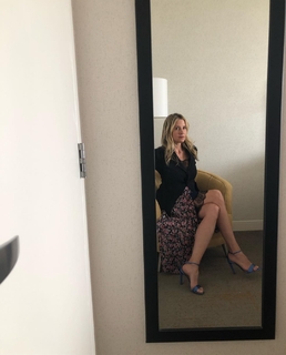 Mira Sorvino feet photo thumbnail