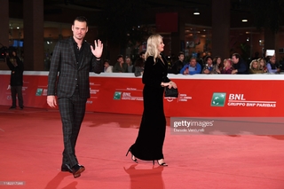 Mira Sorvino feet photo thumbnail