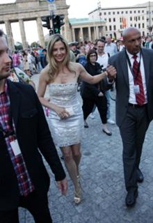 Mira Sorvino feet photo thumbnail
