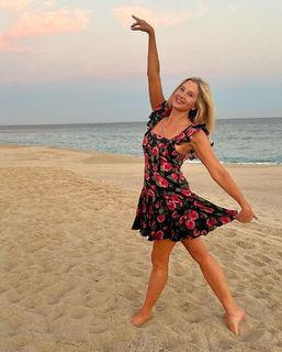 Mira Sorvino feet photo thumbnail