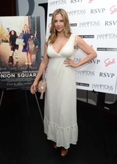 Mira Sorvino feet photo thumbnail