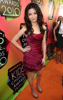 Miranda Cosgrove feet photo thumbnail