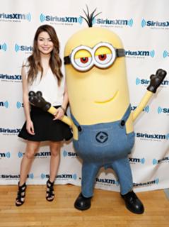 Miranda Cosgrove feet photo thumbnail