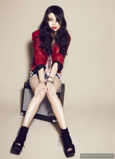 Miranda Cosgrove feet photo thumbnail