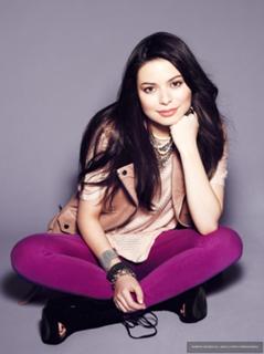 Miranda Cosgrove feet photo thumbnail