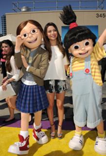 Miranda Cosgrove feet photo thumbnail