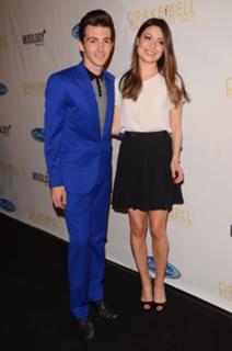 Miranda Cosgrove feet photo thumbnail