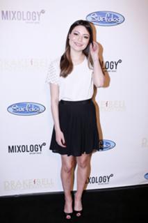 Miranda Cosgrove feet photo thumbnail