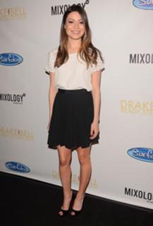 Miranda Cosgrove feet photo thumbnail
