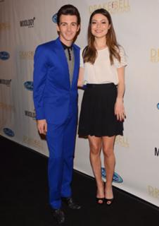 Miranda Cosgrove feet photo thumbnail