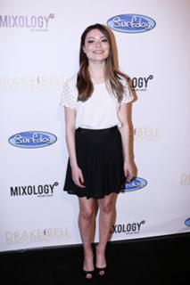 Miranda Cosgrove feet photo thumbnail
